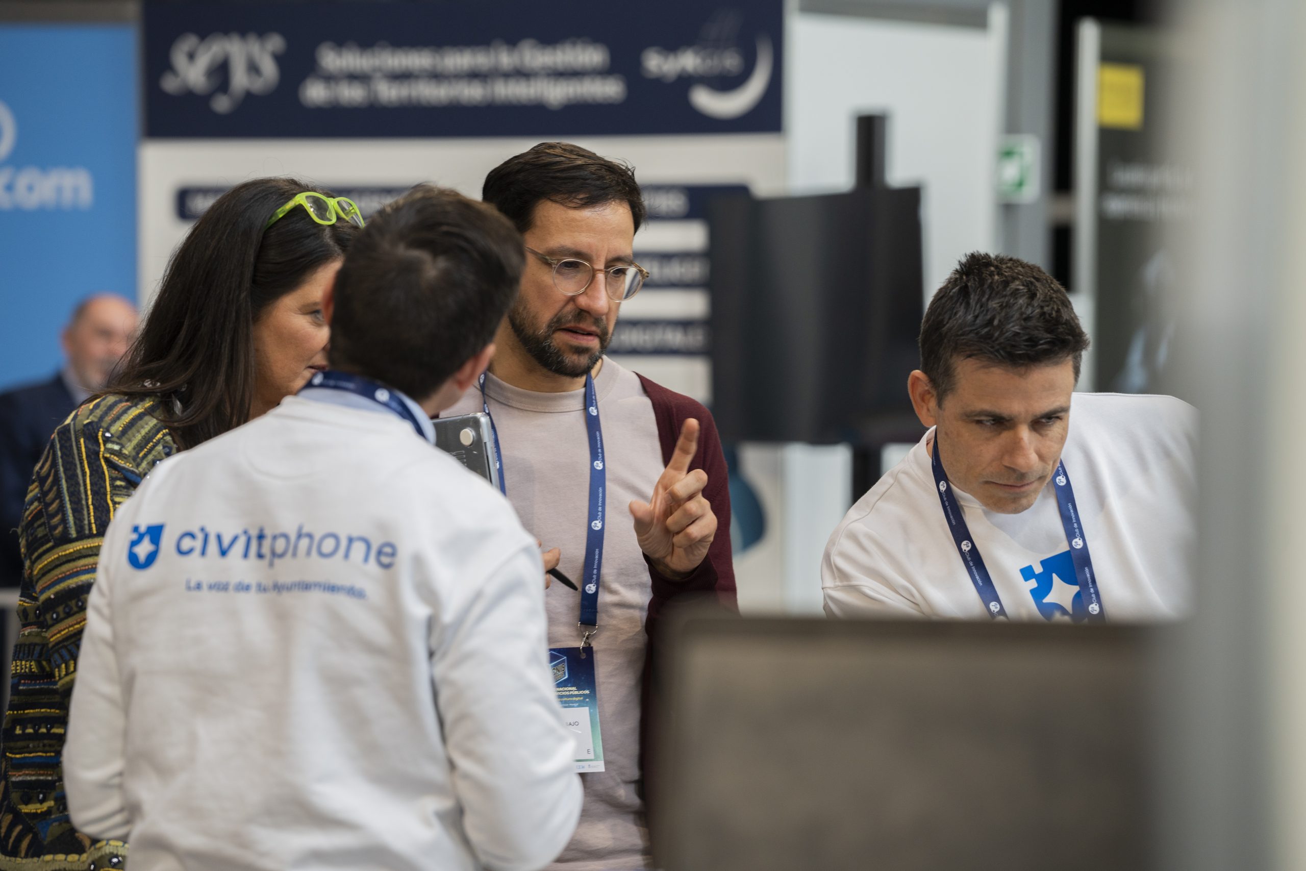 Guía para ayuntamientos sobre cómo preparar fuentes oficiales, responsables, versiones y pruebas antes de implantar IA en Atención Ciudadana.